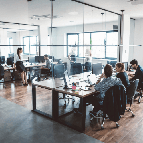 Sillas de oficina ergonómicas en un espacio de trabajo multifuncional con diseño moderno y adaptable